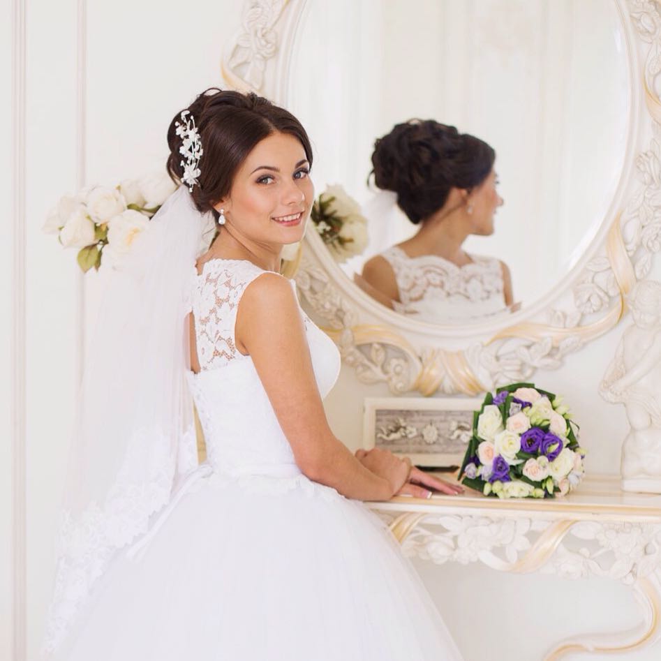 #makeup and #hairstyle @vika_komarik photo: @ikapik #weddingstyle #weddingmakeup #makeupartistkiev #makeupartist #weddingmakeup #weddingstylist #stylistkiev #comforttown #hairstyle #makeup #designerlaunch #wedding  #bridal #sandiego in Sand Diego, CA