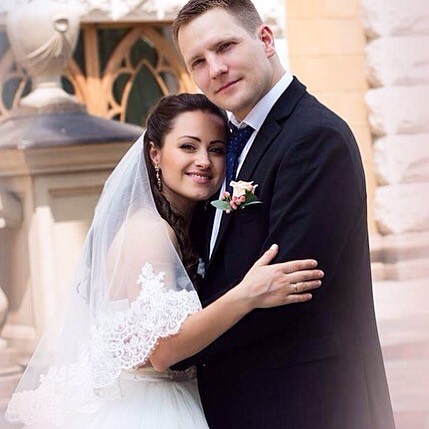 Bride's look - @vika_komarik #makeup #hairstyle #wedding #weddingmakeup #weddinghair #makeupandhairstyle #bride #mua #muah #happymarriage #makeupartist #makeup #hairstyle #makeupartistKyiv #browartist #stylist #bridallook #sandiego in Sand Diego, CA