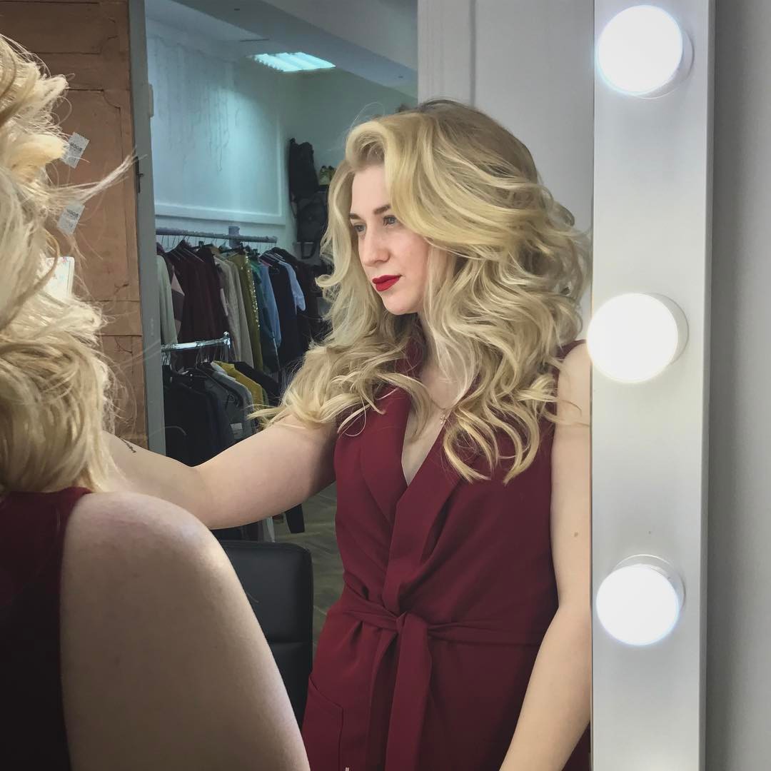 The beautiful @mcuwka with gorgeous curls by @vika_komarik ? #curls #hairstyle #hairstylist #boomshowroom #inspiration from @komarova_websalon ? in Sand Diego, CA